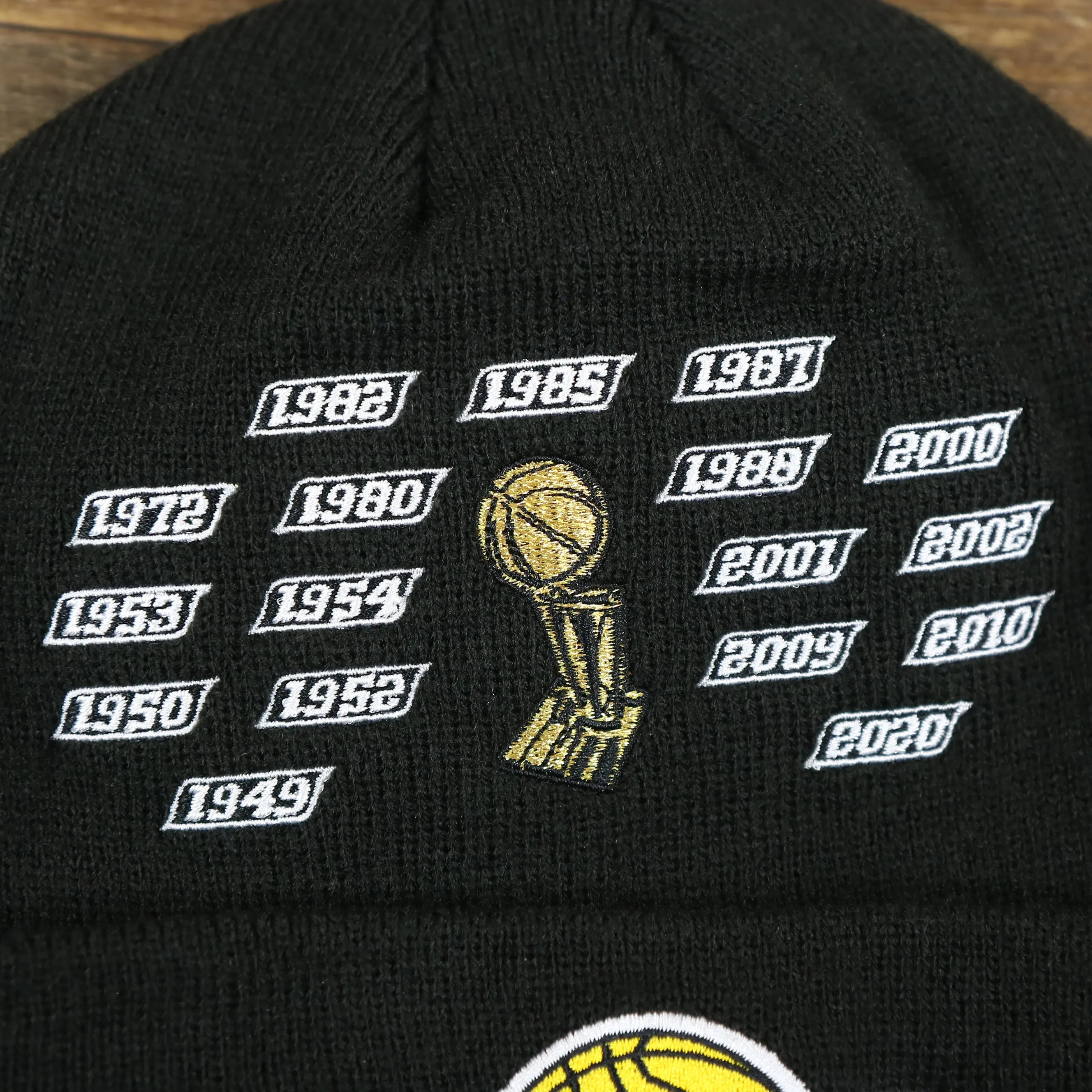 Los Angeles Lakers All Over NBA Finals Side Patch 17x Champion Knit Cuff Beanie | New Era, Black