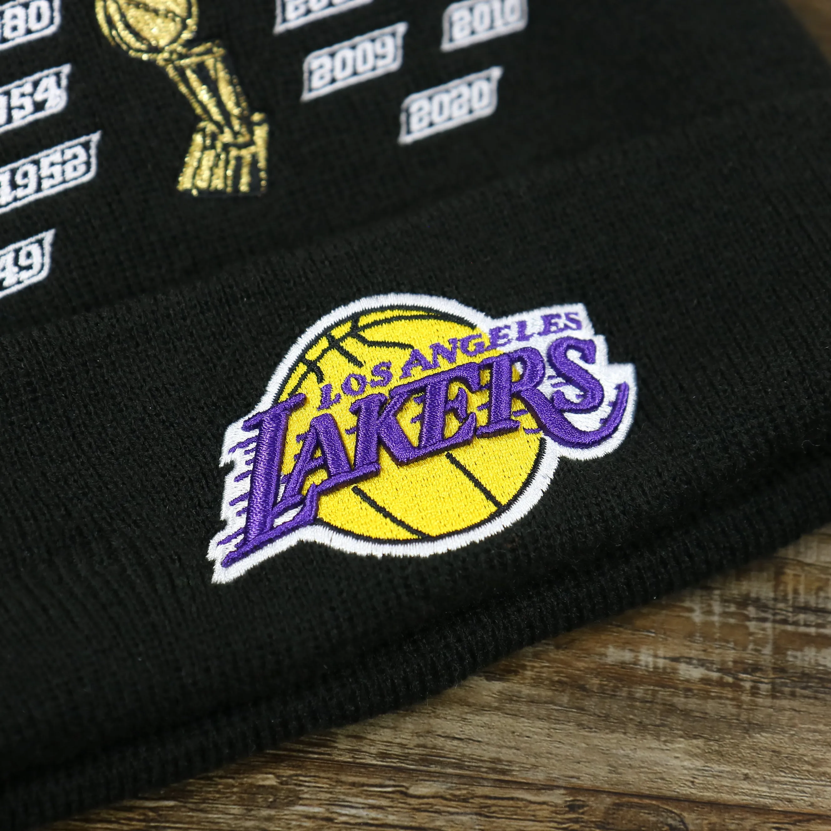 Los Angeles Lakers All Over NBA Finals Side Patch 17x Champion Knit Cuff Beanie | New Era, Black